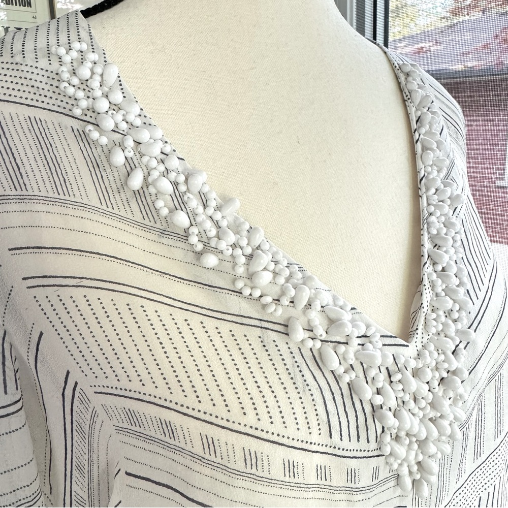 Banana Republic White Silk Blouse Navy Pattern Beaded V-Neck Size Medium - Picture 5 of 15